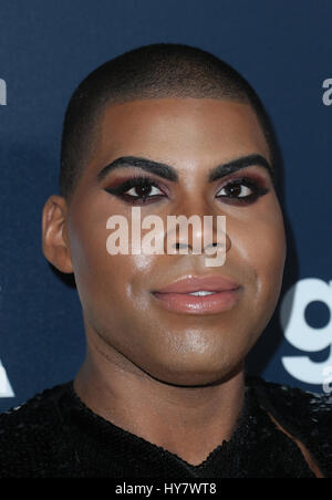 BEVELY Hills, CA - 01 Aprile: EJ Johnson, al ventottesimo annuale di GLAAD Media Awards di Los Angeles presso il Beverly Hilton Hotel In California il 01 aprile 2017. Credito: FS/MediaPunch Foto Stock