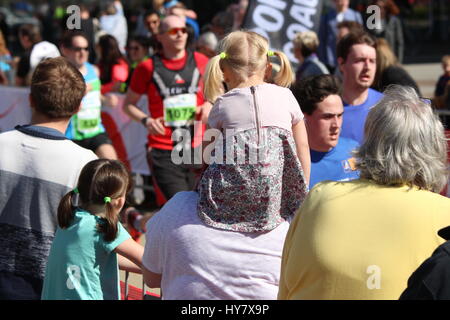 Cardiff, Galles. Il 2 aprile 2017. Gli atleti assumono la Baia di Cardiff 10k l'esecuzione. Kerry Elsworth/Alamy Live News Foto Stock