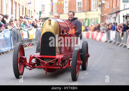 Bromyard Velocità Festival, Herefordshire, Regno Unito - Domenica 2 Aprile 2017 - La "bestia di Torino' un 1911 Fiat S76 è stato il momento clou dell'evento. La vettura ha un 28,5 litri a quattro cilindri del motore e è stata la vettura più veloce nel mondo nel 1911 quando ha raggiunto 116mph oltre a un miglio di corso. Foto Steven Maggio / Alamy Live News Foto Stock