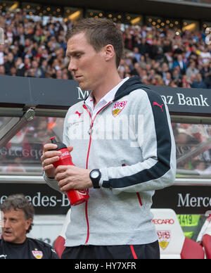 Stuttgart, Germania. 02Apr, 2017. Stuttgart, manager Hannes Wolf sul perimetro durante il tedesco della Seconda Bundesliga partita di calcio tra VfB Stuttgart e Dynamo Dresden nel Mercedes-Benz Arena a Stoccarda, Germania, 02 aprile 2017. (EMBARGO CONDIZIONI - ATTENZIONE: grazie alle linee guida di accreditamento, il DFL consente solo la pubblicazione e utilizzazione di fino a 15 immagini per corrispondenza su internet e nei contenuti multimediali in linea durante la partita.) Foto: Daniel Maurer/dpa/Alamy Live News Foto Stock