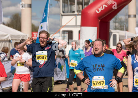 Cardiff, 2 marzo 2017. I partecipanti prendono parte nella Baia di Cardiff 10k eseguire, su un soleggiato e caldo mattina nella Baia di Cardiff. Oltre 7000 persone iscritte alla gara Credito: Gary Parker/Alamy Live News Foto Stock