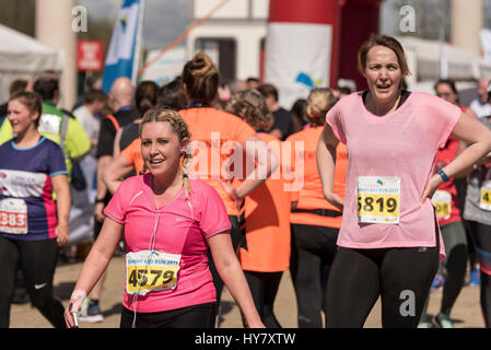 Cardiff, 2 marzo 2017. I partecipanti prendono parte nella Baia di Cardiff 10k eseguire, su un soleggiato e caldo mattina nella Baia di Cardiff. Oltre 7000 persone iscritte alla gara Credito: Gary Parker/Alamy Live News Foto Stock