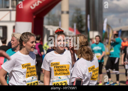 Cardiff, 2 marzo 2017. I partecipanti prendono parte nella Baia di Cardiff 10k eseguire, su un soleggiato e caldo mattina nella Baia di Cardiff. Oltre 7000 persone iscritte alla gara Credito: Gary Parker/Alamy Live News Foto Stock