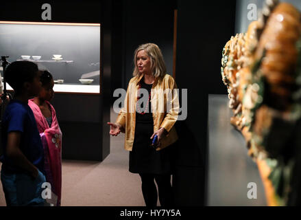 (170402) -- PALM BEACH, 2 aprile 2017 (Xinhua) -- Laurie Barnes, curatore di una mostra d'arte cinese parla ai visitatori al Norton Museum of Art di West Palm Beach, gli Stati Uniti, il 23 marzo 2017. Essendo stato costruito nel 1938, i Giardini Botanici disegnati dalla sig.ra Lorenzo Woodhouse hanno servito come una guida per i nuovi proprietari di casa in cerca di ispirazione per paesaggistica le proprie case. A soli cinque minuti di distanza in auto, a Norton Museum of Art di West Palm Beach, una permanente esposizione cinese è anche imprimere ai suoi visitatori. (Xinhua/Wang Ying) (zy) Foto Stock