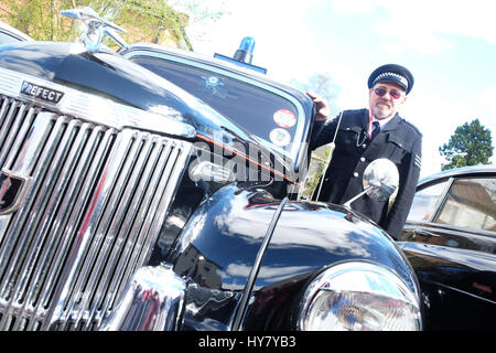 Bromyard Velocità Festival , Herefordshire, Regno Unito - Domenica 2 Aprile 2017 - Vintage e classic car show - qui mostrato un 1952 Ford Prefetto ripristinato al periodo auto della polizia regime. Foto Steven Maggio / Alamy Live News Foto Stock