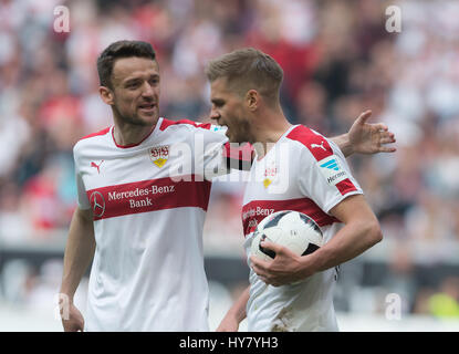 Stuttgart, Germania. 02Apr, 2017. Stuttgart, Simon Terrode (R) celebra dopo un goal di lasciare il cliente a 1:3 durante il tedesco della Seconda Bundesliga partita di calcio tra VfB Stuttgart e Dynamo Dresden nel Mercedes-Benz Arena a Stoccarda, Germania, 02 aprile 2017. (EMBARGO CONDIZIONI - ATTENZIONE: grazie alle linee guida di accreditamento, il DFL consente solo la pubblicazione e utilizzazione di fino a 15 immagini per corrispondenza su internet e nei contenuti multimediali in linea durante la partita.) Foto: Daniel Maurer/dpa/Alamy Live News Foto Stock