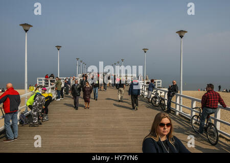 Gdansk, Polonia. 02Apr, 2017. Persone gustano un clima caldo, a Gdansk Brzezno Pier sulla costa del Mar Baltico sono visti in Gdansk, Polonia il 2 aprile 2017 . Con temperature prossime a 20 gradi Celsius, molla sicuramente è venuto in Polonia. Meteorologi predire prossimi giorni di tempo caldo in Polonia Credito: Michal Fludra/Alamy Live News Foto Stock