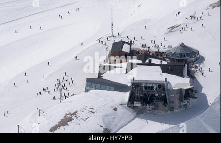 Garmisch-Partenkirchen (Germania). 02Apr, 2017. Escursionisti rendono la maggior parte delle buone condizioni meteorologiche e sciare sulle pendici del massiccio dello Zugspitze a Garmisch-Partenkirchen, in Germania, 02 aprile 2017. Foto: Sven Hoppe/dpa/Alamy Live News Foto Stock