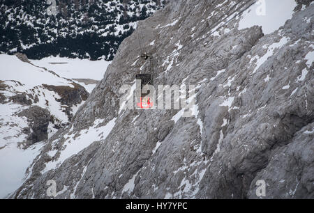 Garmisch-Partenkirchen (Germania). 02Apr, 2017. Escursionisti prendere la funivia per la parte superiore del ghiacciaio Zugspitze a Garmisch-Partenkirchen, in Germania, 02 aprile 2017. La funivia si trova a cessare le operazioni dopo 54 anni. Un nuovo cavo auto viene ad essere inaugurato nel dicembre 2017. Foto: Sven Hoppe/dpa/Alamy Live News Foto Stock