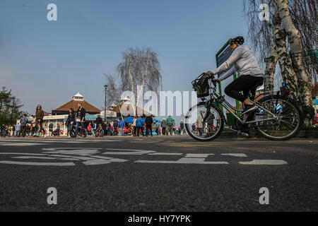 Gdansk, Polonia. 02Apr, 2017. Persone in sella a una moto è visto in Gdansk, Polonia il 2 aprile 2017 . Con temperature prossime a 20 gradi Celsius, molla sicuramente è venuto in Polonia. Meteorologi predire prossimi giorni di tempo caldo in Polonia Credito: Michal Fludra/Alamy Live News Foto Stock