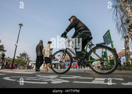 Gdansk, Polonia. 02Apr, 2017. Persone in sella a una moto è visto in Gdansk, Polonia il 2 aprile 2017 . Con temperature prossime a 20 gradi Celsius, molla sicuramente è venuto in Polonia. Meteorologi predire prossimi giorni di tempo caldo in Polonia Credito: Michal Fludra/Alamy Live News Foto Stock