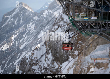 Garmisch-Partenkirchen (Germania). 02Apr, 2017. Escursionisti prendere la funivia per la parte superiore del ghiacciaio Zugspitze a Garmisch-Partenkirchen, in Germania, 02 aprile 2017. La funivia si trova a cessare le operazioni dopo 54 anni. Un nuovo cavo auto viene ad essere inaugurato nel dicembre 2017. Foto: Sven Hoppe/dpa/Alamy Live News Foto Stock