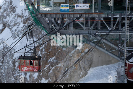 Garmisch-Partenkirchen (Germania). 02Apr, 2017. Escursionisti prendere la funivia per la parte superiore del ghiacciaio Zugspitze a Garmisch-Partenkirchen, in Germania, 02 aprile 2017. La funivia si trova a cessare le operazioni dopo 54 anni. Un nuovo cavo auto viene ad essere inaugurato nel dicembre 2017. Foto: Sven Hoppe/dpa/Alamy Live News Foto Stock