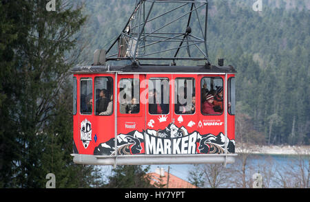 Garmisch-Partenkirchen (Germania). 02Apr, 2017. Escursionisti prendere la funivia per la parte superiore del ghiacciaio Zugspitze a Garmisch-Partenkirchen, in Germania, 02 aprile 2017. La funivia si trova a cessare le operazioni dopo 54 anni. Un nuovo cavo auto viene ad essere inaugurato nel dicembre 2017. Foto: Sven Hoppe/dpa/Alamy Live News Foto Stock