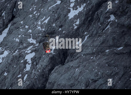 Garmisch-Partenkirchen (Germania). 02Apr, 2017. Escursionisti prendere la funivia per la parte superiore del ghiacciaio Zugspitze a Garmisch-Partenkirchen, in Germania, 02 aprile 2017. La funivia si trova a cessare le operazioni dopo 54 anni. Un nuovo cavo auto viene ad essere inaugurato nel dicembre 2017. Foto: Sven Hoppe/dpa/Alamy Live News Foto Stock