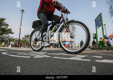 Gdansk, Polonia. 02Apr, 2017. Persone in sella a una moto è visto in Gdansk, Polonia il 2 aprile 2017 . Con temperature prossime a 20 gradi Celsius, molla sicuramente è venuto in Polonia. Meteorologi predire prossimi giorni di tempo caldo in Polonia Credito: Michal Fludra/Alamy Live News Foto Stock