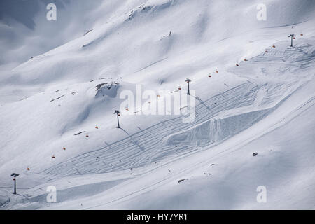 Garmisch-Partenkirchen (Germania). 02Apr, 2017. Escursionisti rendono la maggior parte delle buone condizioni meteorologiche e sciare sulle pendici del massiccio dello Zugspitze a Garmisch-Partenkirchen, in Germania, 02 aprile 2017. Foto: Sven Hoppe/dpa/Alamy Live News Foto Stock