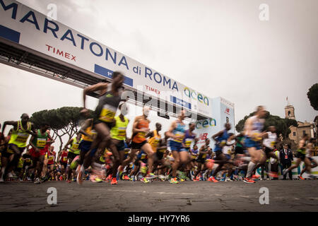 Roma, Italia. 02 aprile 2017. Guide di scorrimento completo durante la 23 edizione della Maratona di Roma (Maratona di Roma ),un annuale IAAF (Associazione Internazionale delle Federazioni di Atletica) Competizione maratona ospitato dalla città di Roma Italyon Aprile 02,2017, sedici mila corridori provenienti da 131 paesi prendono parte alla XXIII Maratona di Roma strega ha una distanza di lunghezza totale di 42.195 Kilomeers. Credito: Andrea Ronchini/Alamy Live News Foto Stock