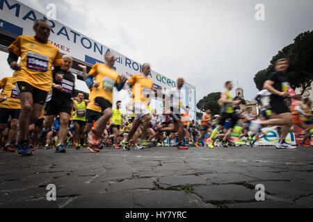 Roma, Italia. 02 aprile 2017. Guide di scorrimento completo durante la 23 edizione della Maratona di Roma (Maratona di Roma ),un annuale IAAF (Associazione Internazionale delle Federazioni di Atletica) Competizione maratona ospitato dalla città di Roma Italyon Aprile 02,2017, sedici mila corridori provenienti da 131 paesi prendono parte alla XXIII Maratona di Roma strega ha una distanza di lunghezza totale di 42.195 Kilomeers. Credito: Andrea Ronchini/Alamy Live News Foto Stock