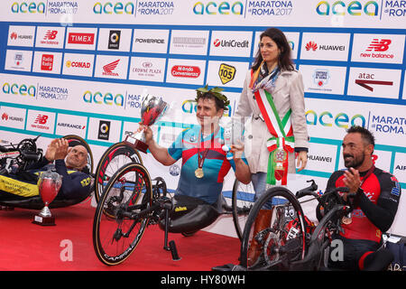 Roma, Italia. 02Apr, 2017. Alex Zanardi è il vincitore della mano bike race di xxiii Maratona di Roma. Sul palco insieme con il sindaco Virginia Raggi durante la cerimonia di consegna del premio. Credito: Polifoto/Alamy Live News Foto Stock