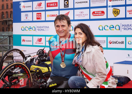 Roma, Italia. 02Apr, 2017. Alex Zanardi è il vincitore della mano bike race di xxiii Maratona di Roma. Sul palco insieme con il sindaco Virginia Raggi durante la cerimonia di consegna del premio. Credito: Polifoto/Alamy Live News Foto Stock