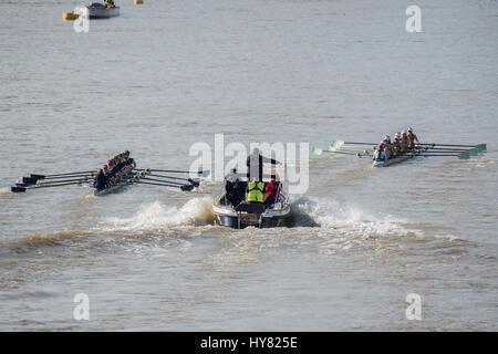 Londra, Regno Unito. 02Apr, 2017. Til womens gara inizia male per Oxford - Oxford v Cambridge boat race inizia a Putney e teste a monte. Si tratta di sostenere la ricerca cnacer ed è sponsorizzato dalla Mellon Bank - Londra 02 Apr 2017. Credito: Guy Bell/Alamy Live News Foto Stock