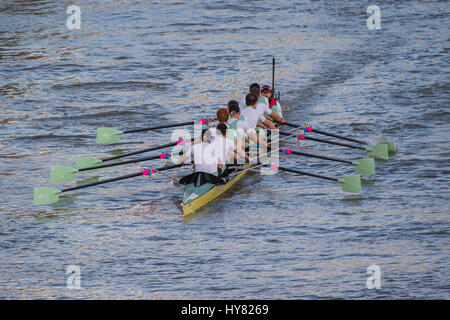 Londra, Regno Unito. 02Apr, 2017. L'approccio di barche Putney Bridge - Oxford v Cambridge boat race inizia a Putney e teste a monte. Si tratta di sostenere la ricerca cnacer ed è sponsorizzato dalla Mellon Bank - Londra 02 Apr 2017. Credito: Guy Bell/Alamy Live News Foto Stock