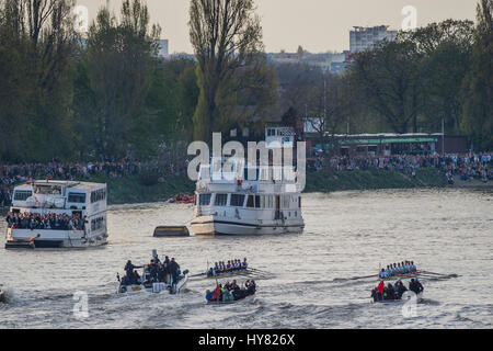 Londra, Regno Unito. 02Apr, 2017. La partenza della gara mens è abbastanza anche in teh primo angolo - Oxford v Cambridge boat race inizia a Putney e teste a monte. Si tratta di sostenere la ricerca cnacer ed è sponsorizzato dalla Mellon Bank - Londra 02 Apr 2017. Credito: Guy Bell/Alamy Live News Foto Stock