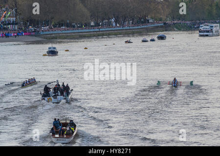 Londra, Regno Unito. 02Apr, 2017. La partenza della gara mens è abbastanza anche in teh primo angolo - Oxford v Cambridge boat race inizia a Putney e teste a monte. Si tratta di sostenere la ricerca cnacer ed è sponsorizzato dalla Mellon Bank - Londra 02 Apr 2017. Credito: Guy Bell/Alamy Live News Foto Stock