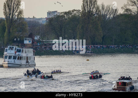 Londra, Regno Unito. 02Apr, 2017. La partenza della gara mens è abbastanza anche in teh primo angolo - Oxford v Cambridge boat race inizia a Putney e teste a monte. Si tratta di sostenere la ricerca cnacer ed è sponsorizzato dalla Mellon Bank - Londra 02 Apr 2017. Credito: Guy Bell/Alamy Live News Foto Stock