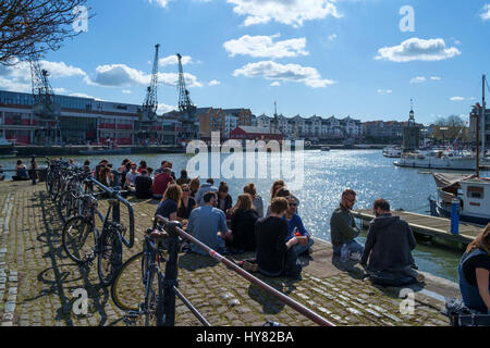 Bristol, Regno Unito. 2 apr, 2017. Calda primavera meteo ha portato la folla fuori in Hipster Bristol. Le persone sono godendo il sole intorno al porto e parco del castello. Credito: Signor Standfast/Alamy Live News Foto Stock