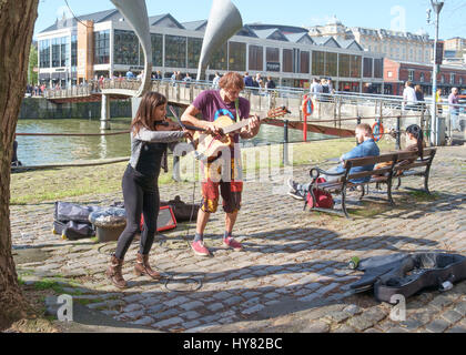 Bristol, Regno Unito. 2 apr, 2017. Calda primavera meteo ha portato la folla fuori in Hipster Bristol. Le persone sono godendo il sole intorno al porto e parco del castello. Credito: Signor Standfast/Alamy Live News Foto Stock