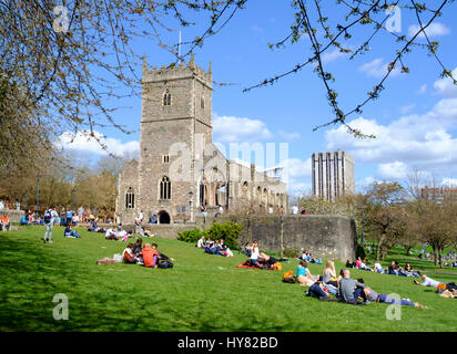 Bristol, Regno Unito. 2 apr, 2017. Calda primavera meteo ha portato la folla fuori in Hipster Bristol. Le persone sono godendo il sole intorno al porto e parco del castello. Credito: Signor Standfast/Alamy Live News Foto Stock