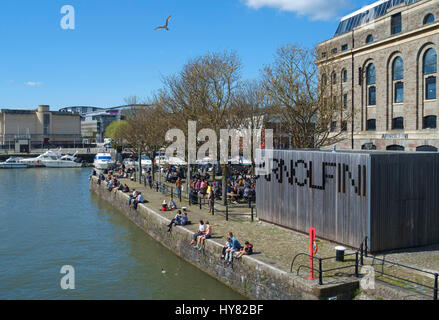 Bristol, Regno Unito. 2 apr, 2017. Calda primavera meteo ha portato la folla fuori in Hipster Bristol. Le persone sono godendo il sole intorno al porto e parco del castello. Credito: Signor Standfast/Alamy Live News Foto Stock