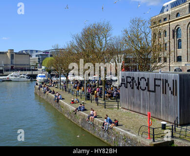 Bristol, Regno Unito. 2 apr, 2017. Calda primavera meteo ha portato la folla fuori in Hipster Bristol. Le persone sono godendo il sole intorno al porto e parco del castello. Credito: Signor Standfast/Alamy Live News Foto Stock