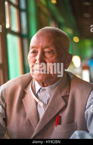 Kathmandu, Nepal. 8 Mar, 2017. Min Bahadur Sherchan si siede in un ristorante a Kathmandu, Nepal, 8 marzo 2017. Sherchan vuole salire il monte Everest in un terzo tentativo, allo scopo di riconquistare il record mondiale titolo come il più antico uomo sul Monte Everest, che ha perso per un concorrente nel 2013. Foto: Deepak Adhikari/dpa/Alamy Live News Foto Stock