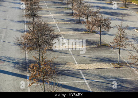 Parcheggio Vuoto Parcheggio Esterno Con Serratura Meccanica A Barriera  Parcheggio Riservato Metropolis Appartamento Città Con Parco Giochi E  Parcheggio Allaperto - Fotografie stock e altre immagini di Acciaio - iStock