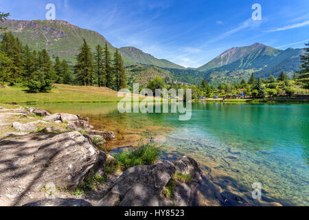 Piccolo lago alpino Laux tra le montagne in Piemonte, Italia settentrionale. Foto Stock