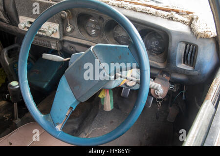 Interno della vecchia auto con il volante e sul cruscotto Foto Stock