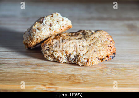 In casa deliziosi biscotti biscotti con mandorle vicino sul tavolo. vista orizzontale dal di sopra . Il fuoco selettivo Foto Stock