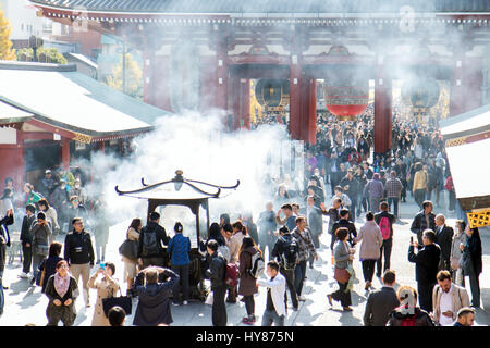 Giappone, TOKYO, NOV 18 2016, fumo sul cortile del Tempio di Senso-ji con persone intorno al bruciatore di incenso Foto Stock