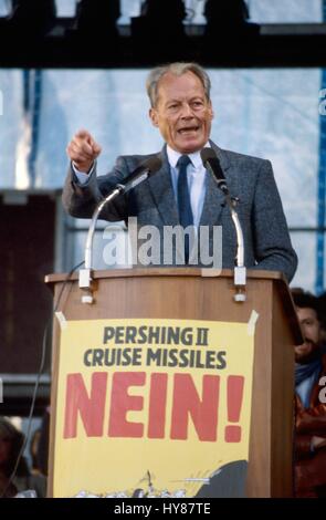 Il tedesco ex Cancelliere Willy Brandt durante una manifestazione pacifista a Bonn, Ottobre 1983 Foto Stock