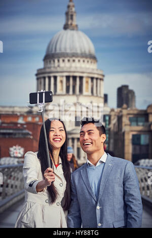 Una giovane coppia giapponese per visite turistiche di Londra Foto Stock