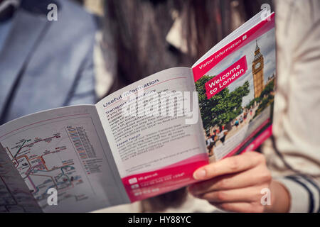 Un turista contiene una mappa di Londra Foto Stock