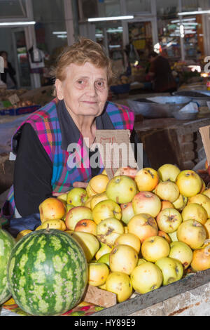 Georgian donna Vendita di mele, Kutaisi mercato, Regione di Imereti, Georgia, nel Caucaso, in Medio Oriente, in Asia, solo uso editoriale, Foto Stock