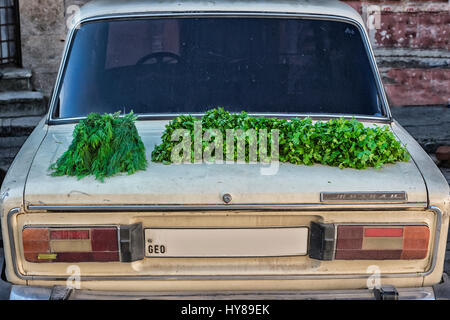 Verdure in stallo sulla vecchia auto tronco, Kutaisi mercato, Regione di Imereti, Georgia, nel Caucaso, Medio Oriente e Asia Foto Stock