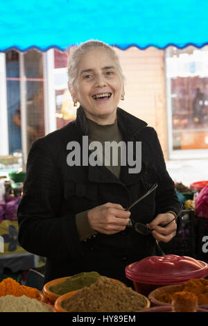 Sorridente donna georgiana, Kutaisi mercato, Regione di Imereti, Georgia, nel Caucaso, in Medio Oriente, in Asia, solo uso editoriale Foto Stock