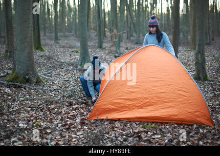 Un paio di mettere una tenda nel bosco Foto Stock