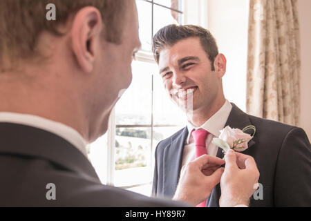 Un groom e miglior uomo a prepararsi per un matrimonio Foto Stock