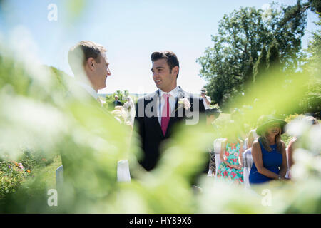 Un groom e miglior uomo in attesa per la sposa prima del servizio di nozze Foto Stock